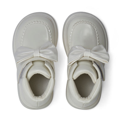 Little A - White boots, Bowe