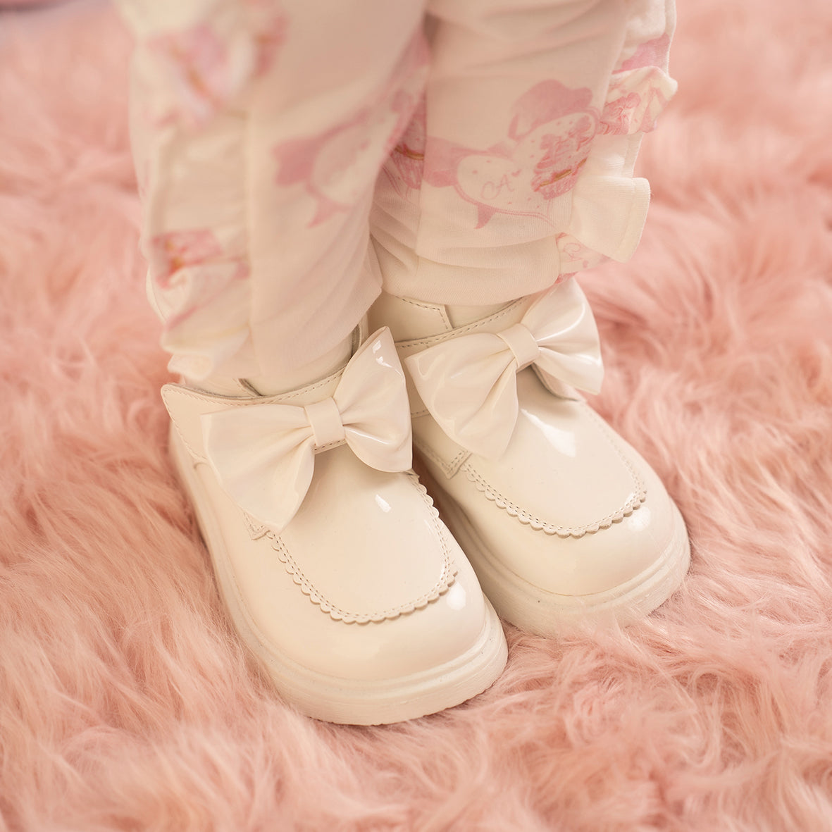 Little A - White boots, Bowe